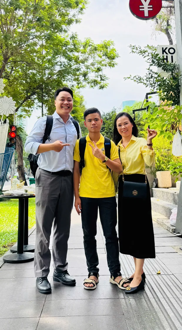 Ảnh lưu niệm cùng khách hàng ngoài trời