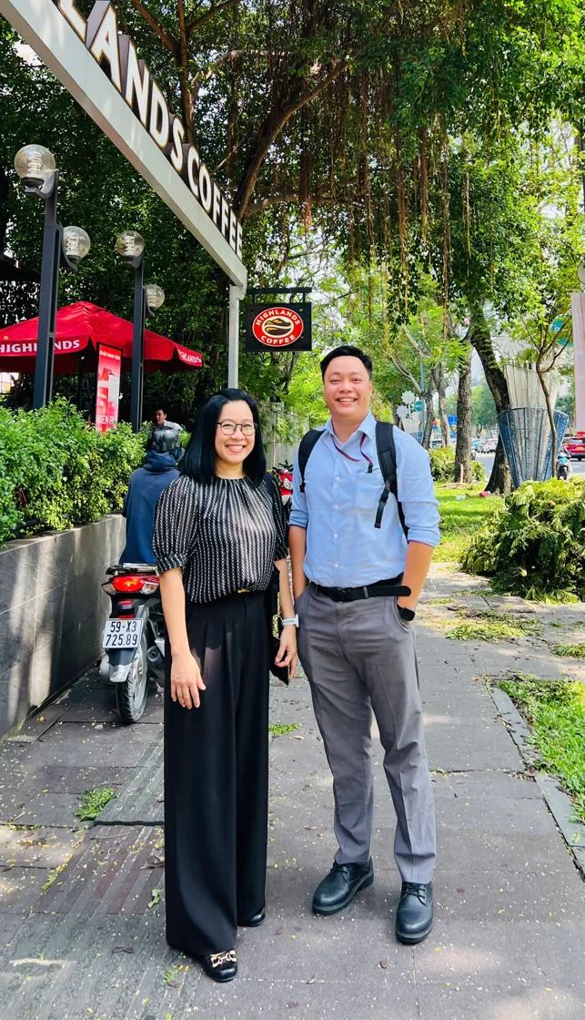 Ảnh lưu niệm cùng khách hàng ngoài trời
